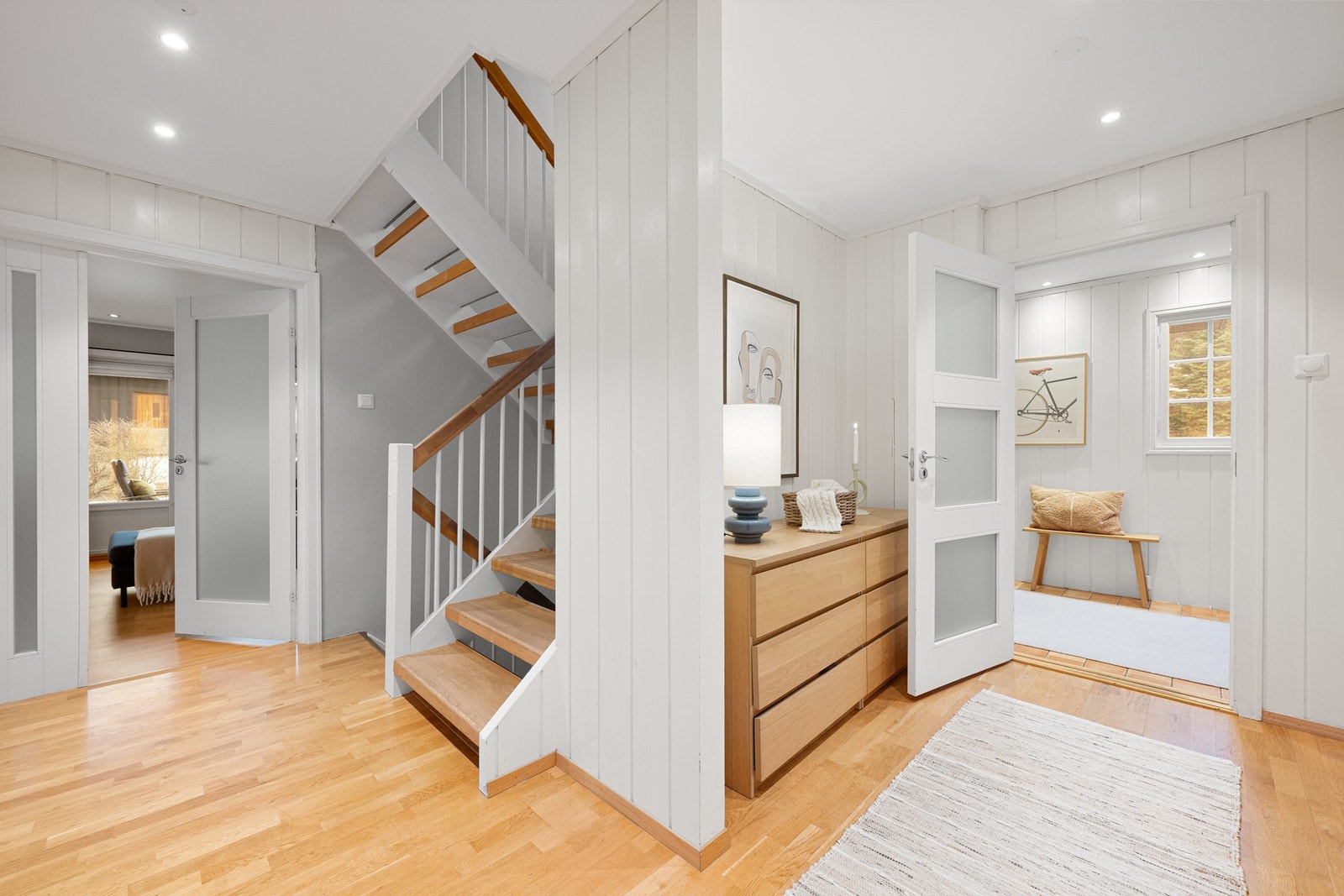 Fra entreen er det videre ankomst til en større gang og etasjens øvrige rom Galleribilde