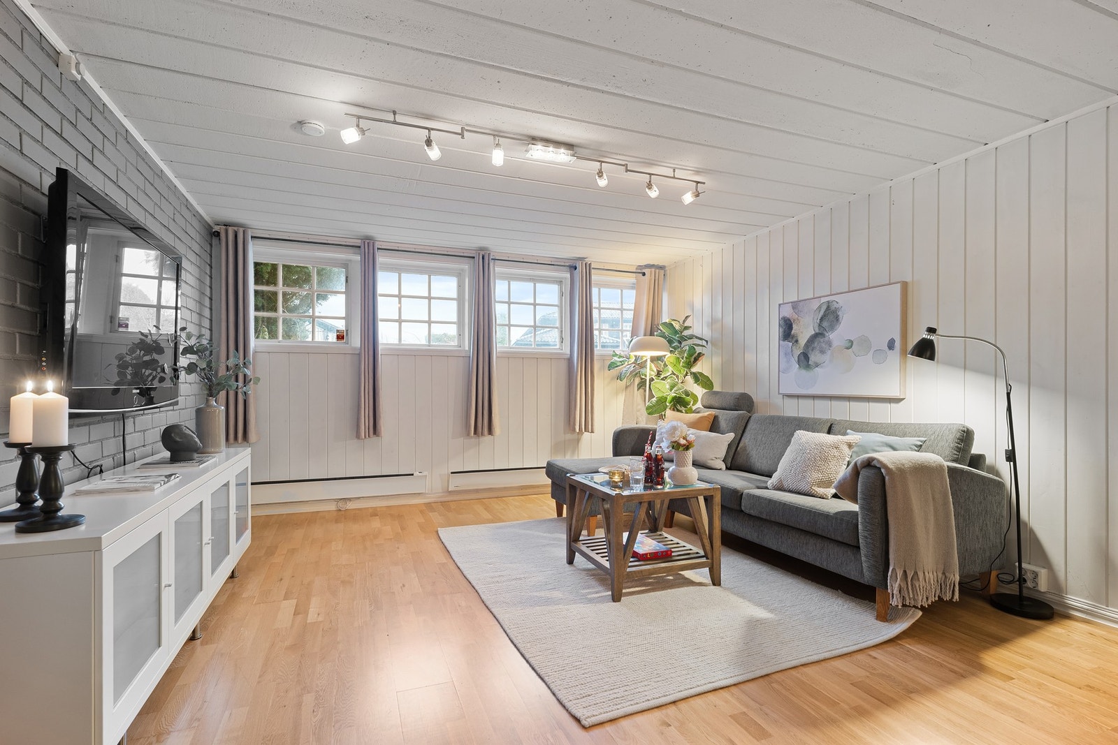 I underetasjen er det en stor kjeller/peisestue med fine lysforhold Galleribilde