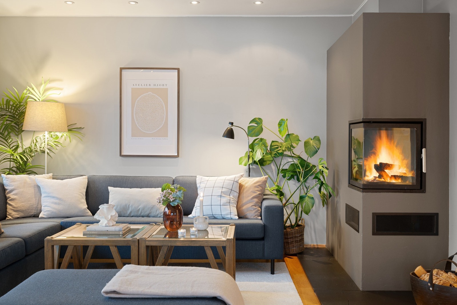 Stuedel med peis som skaper hygge og lun varme Galleribilde