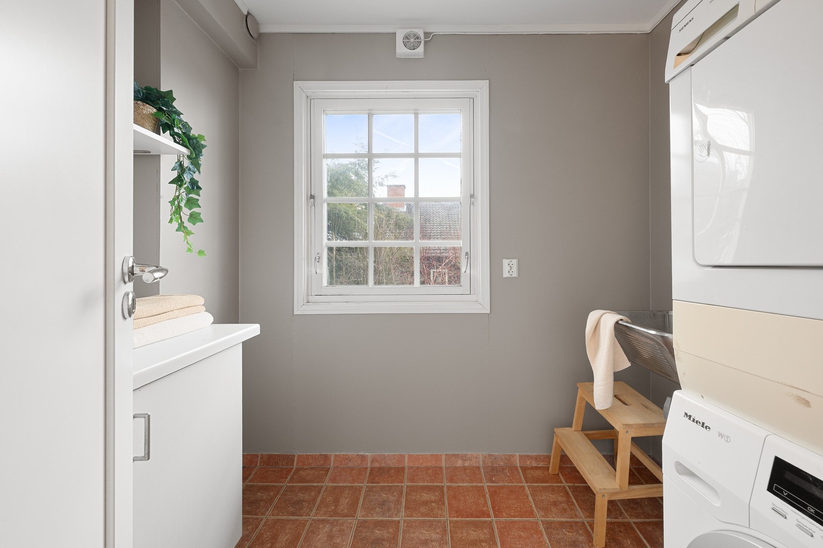Praktisk, separat vaskerom i 1. etasje Galleribilde