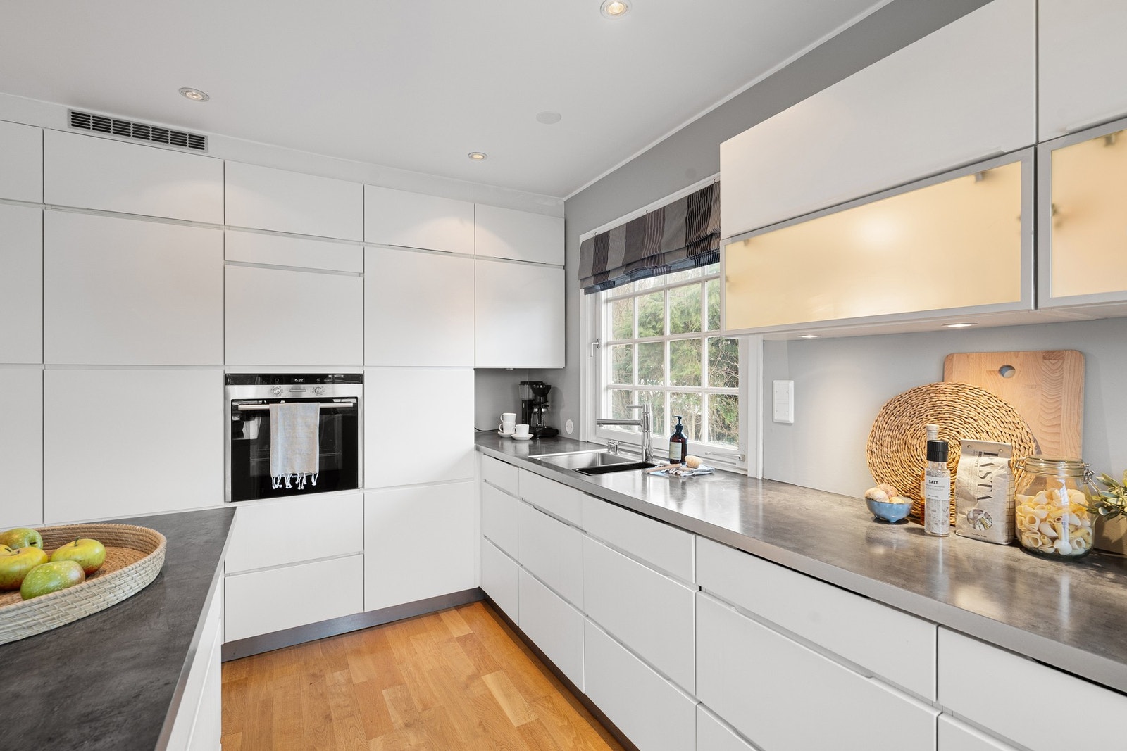 Romslig kjøkken med mye god lagringsplass Galleribilde