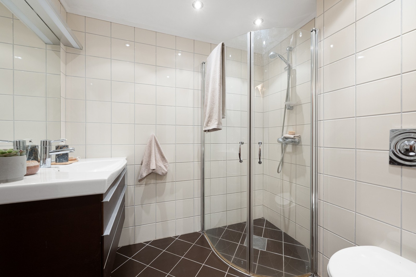 Bad i underetasjen er fra 2006 og har elektriske varmekabler og downlights Galleribilde