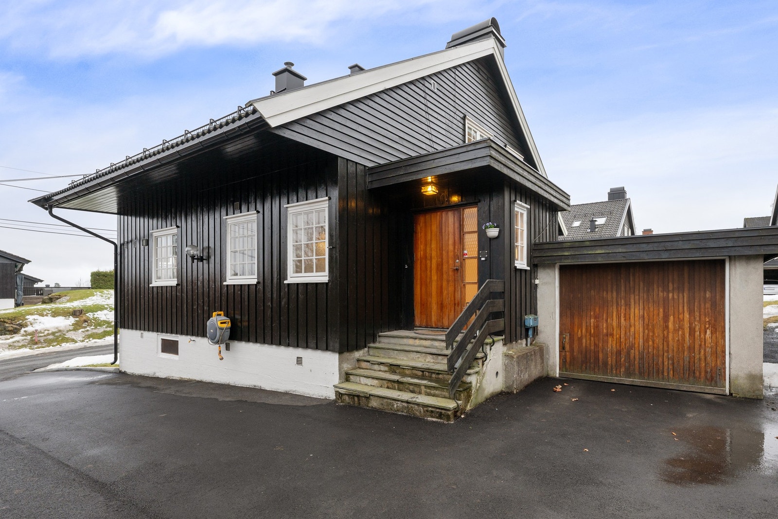 Godt med biloppstillingsplasser på egen eiendom Galleribilde