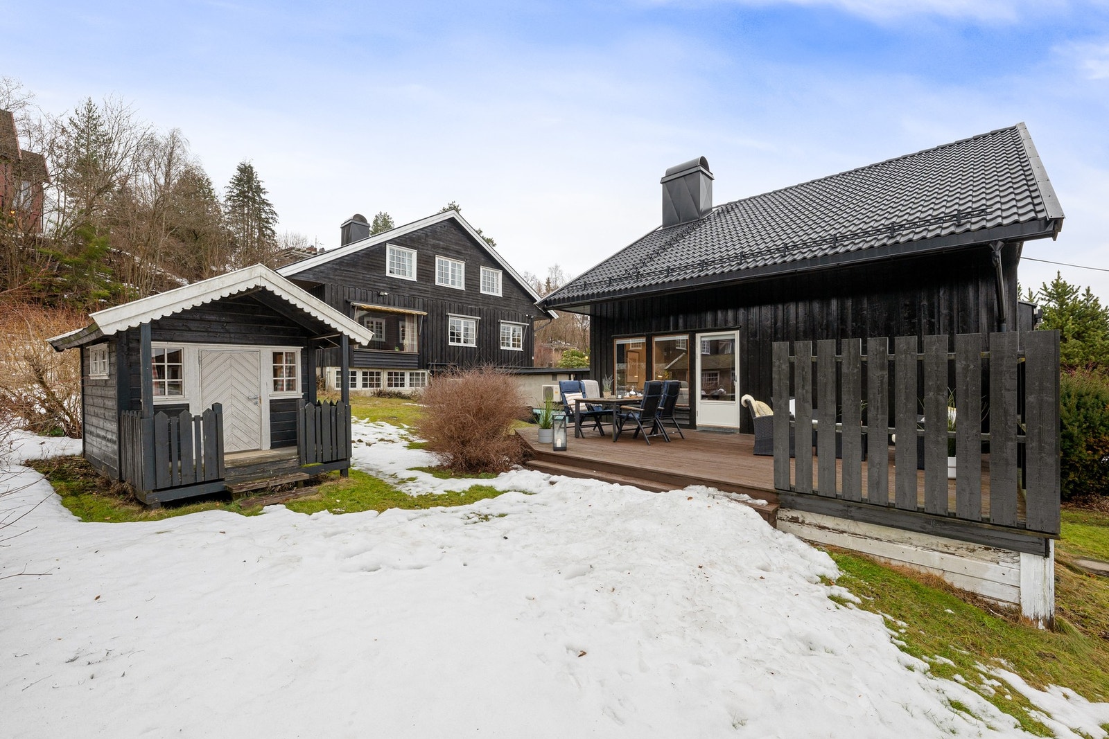 Boligen har et hyggelig terrasseområde som går over i en større hage Galleribilde