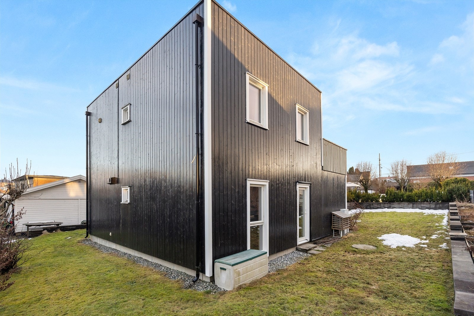 Boligen har en pent opparbeidet tomt. Galleribilde