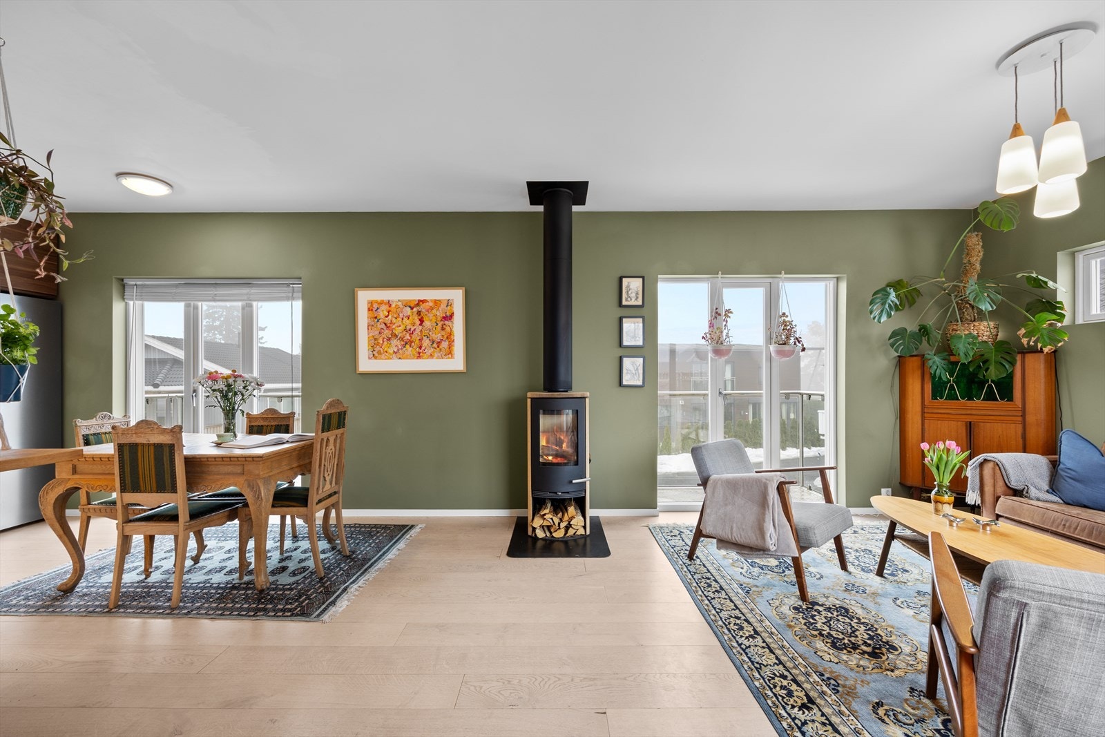 I andre etasje ligger stue og kjøkken i åpen løsning. Stuen har store vindusflater og to franske balkonger. Galleribilde