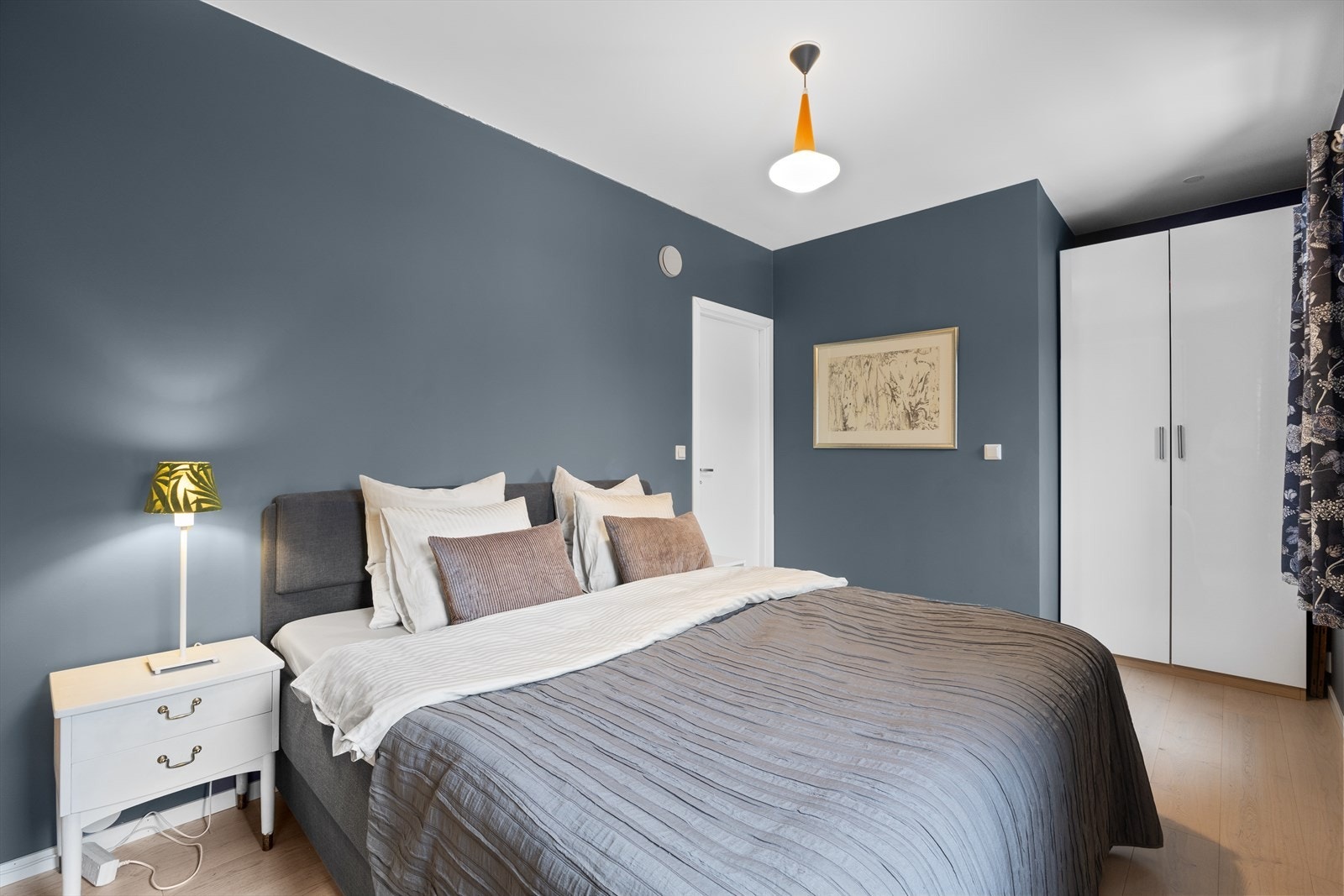 Soverommet har en skyvedørsgarderobe samt et garderobeskap som medfølger. Galleribilde