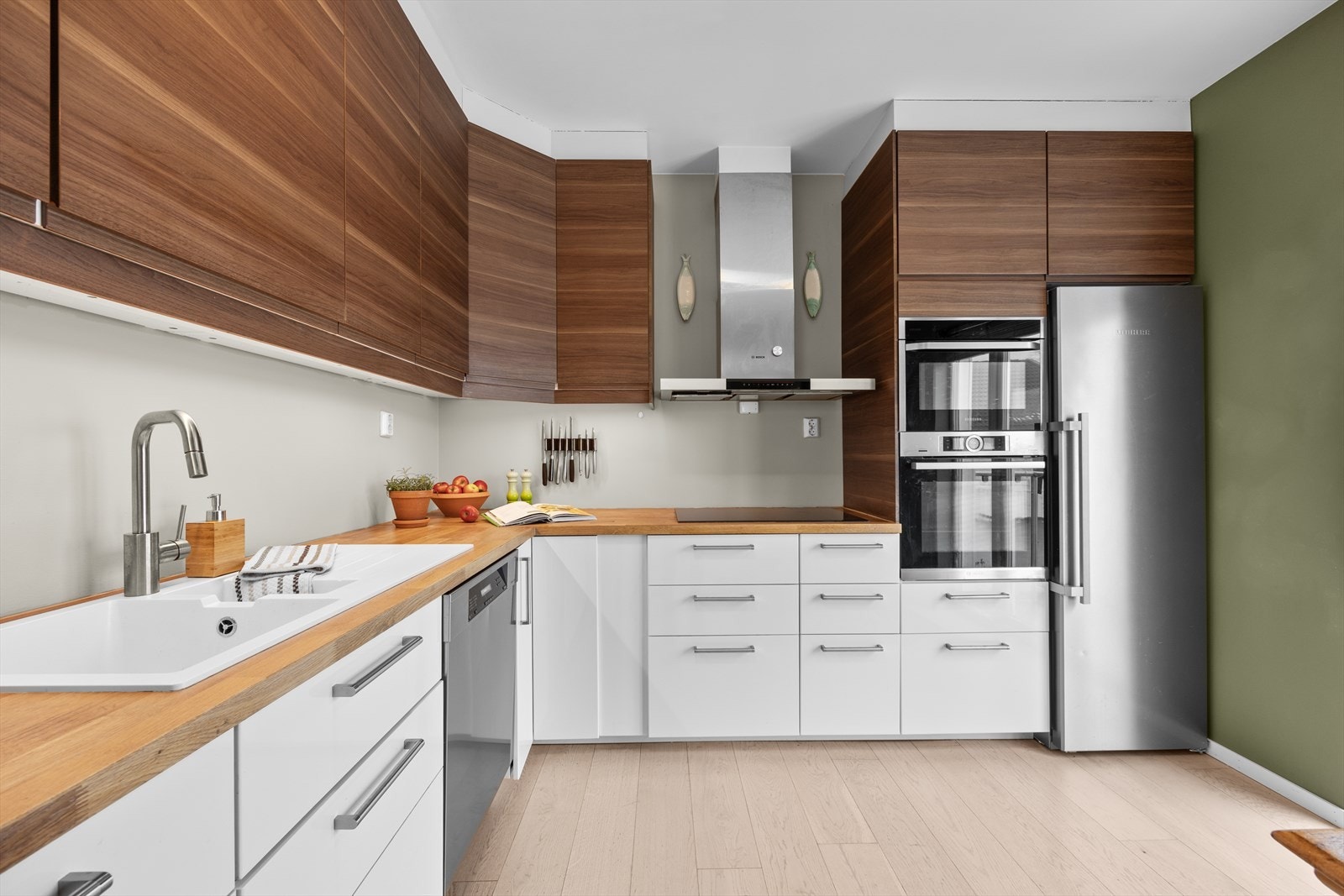 Hvitevarer er delvis integrerte og består av dobbel oppvaskkum, oppvaskmaskin, induksjonstopp, mikro, stekeovn og nisje til kjøleskap. Galleribilde