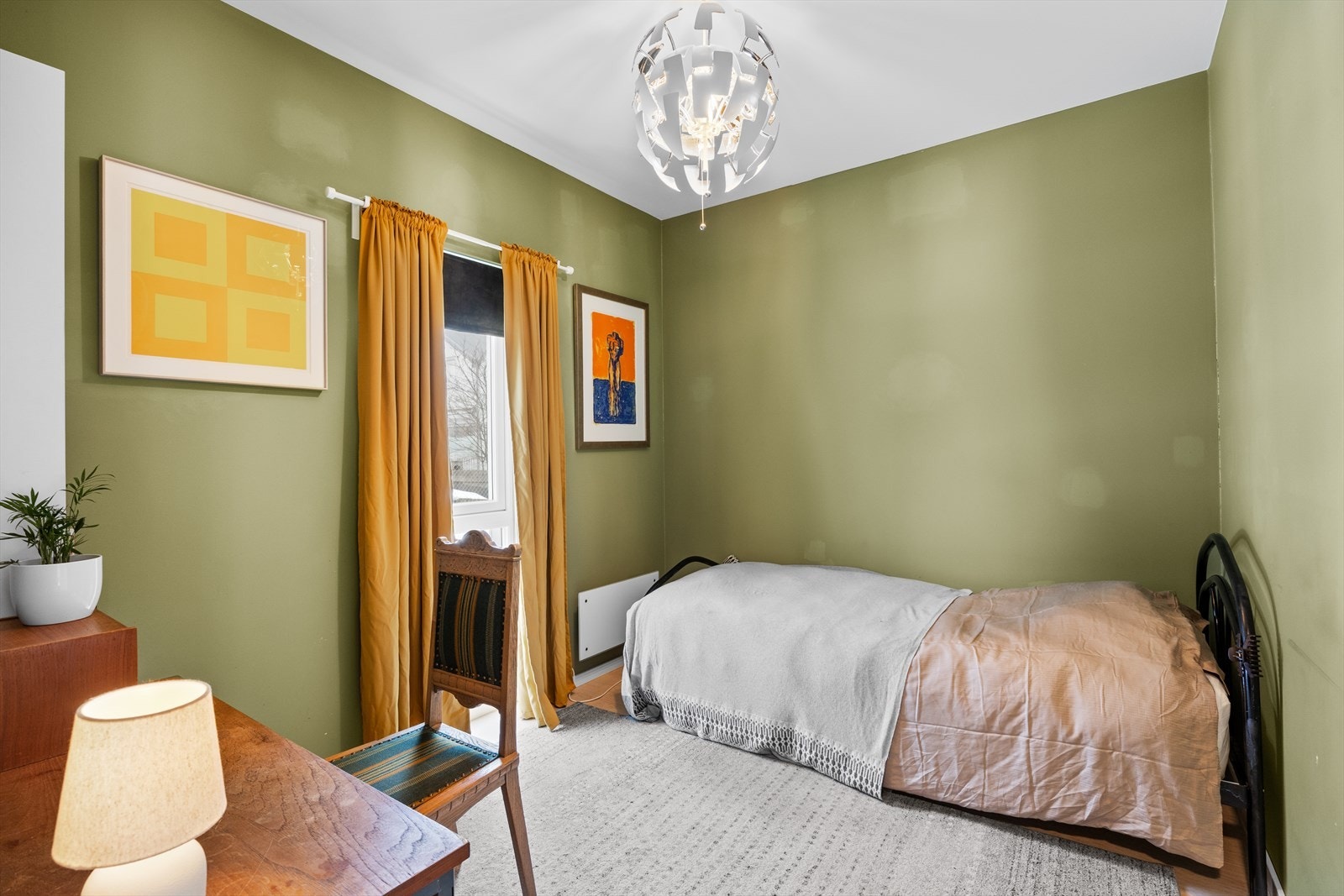 Soverom i første etasje. Alle soverommene er av god størrelse. Galleribilde