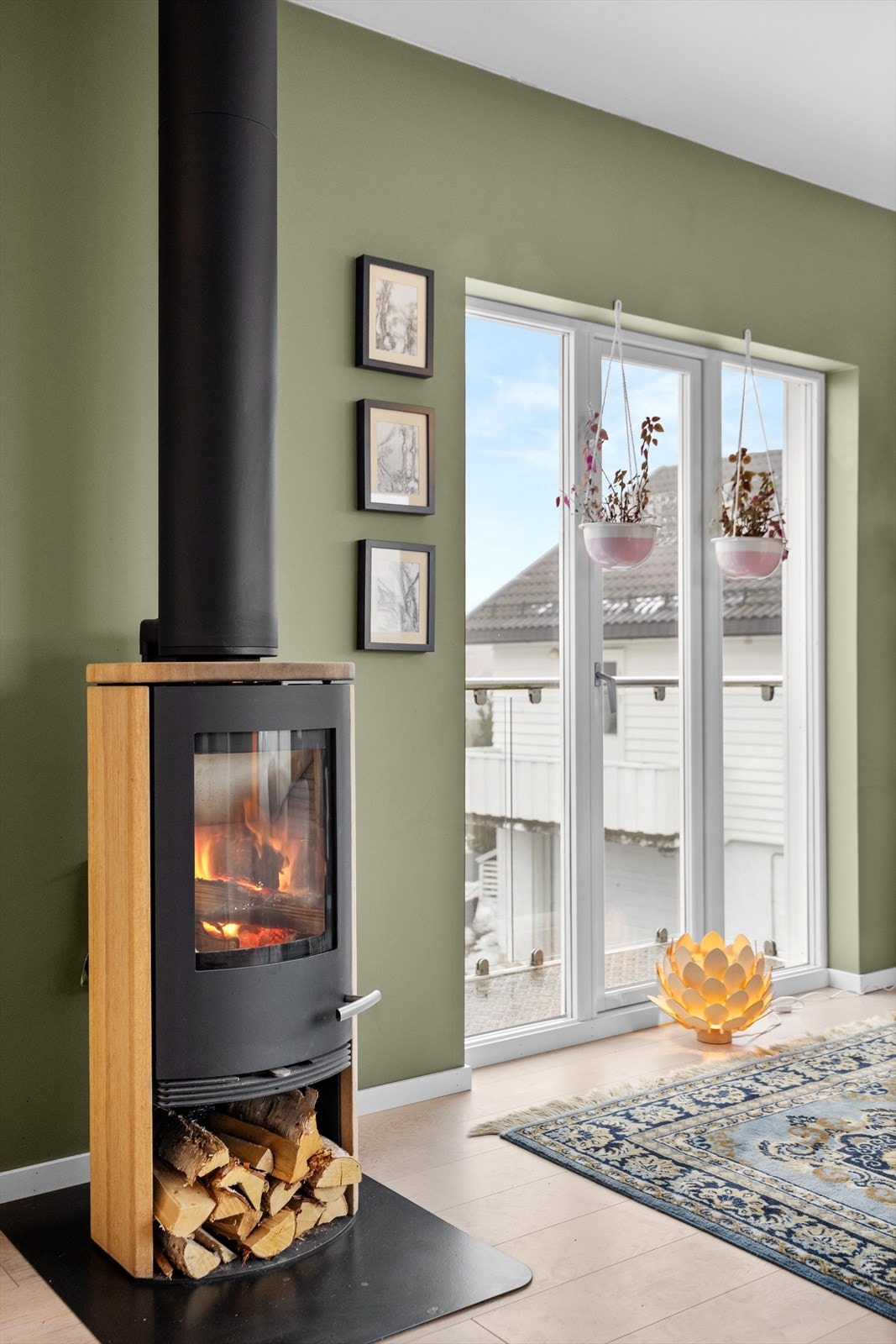 Stilig peisovn i stuen. Galleribilde