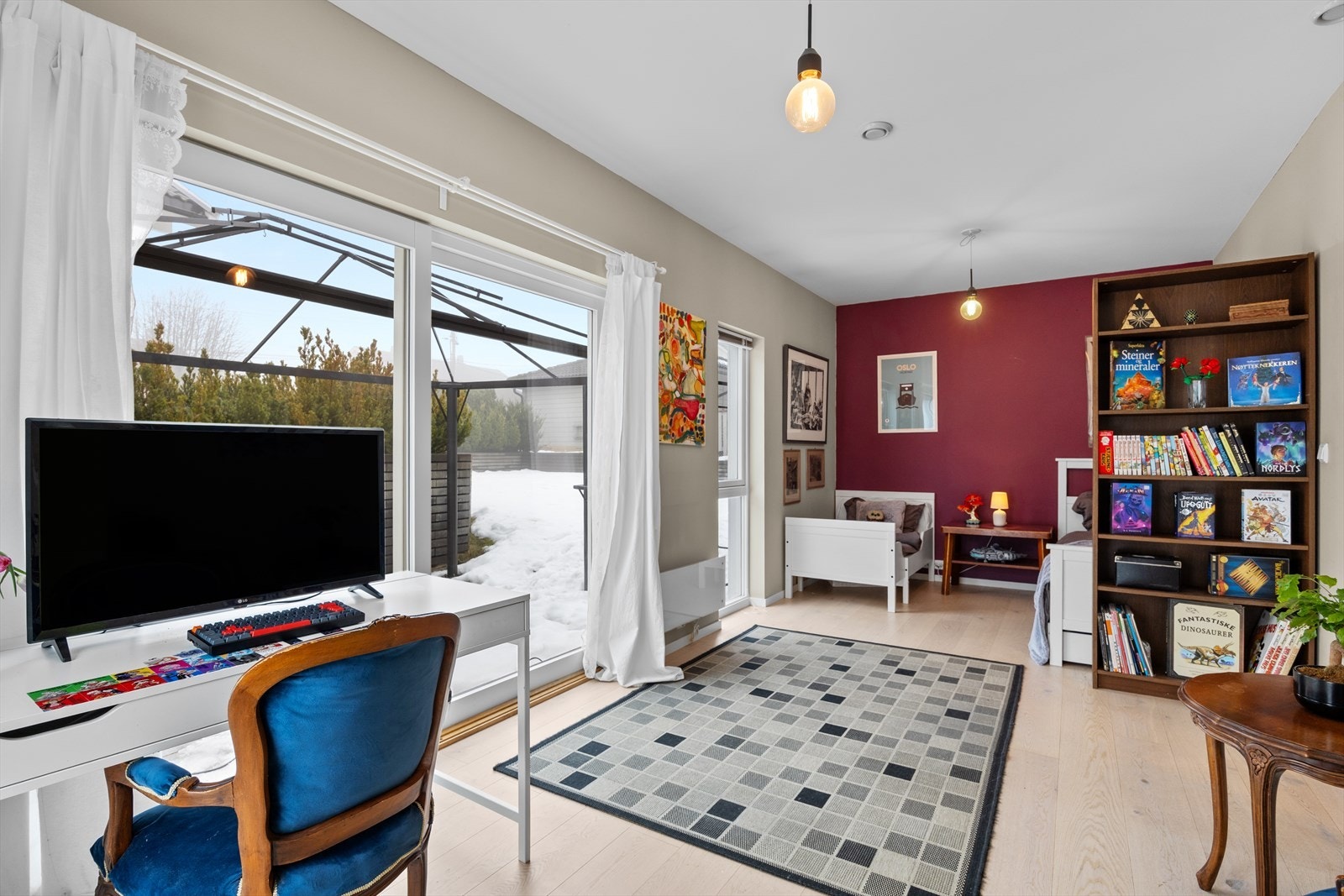 Her er det mange bruksmuligheter. Det er en stor skyvedør ut til hagen. Galleribilde