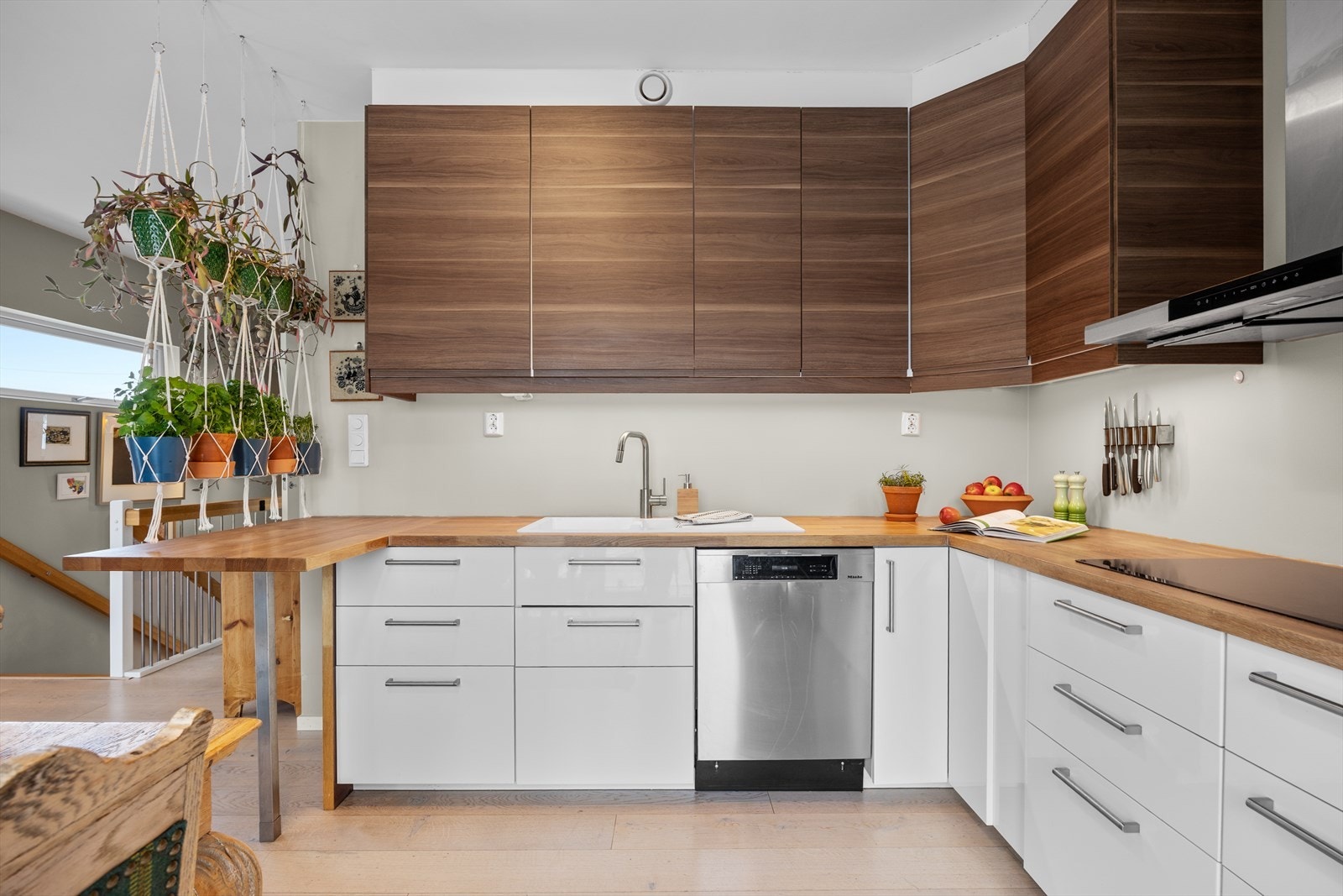 Kjøkkenet har godt med benke- og skapplass. Innredningen består av glatte fronter og benkeplate i heltre. Galleribilde