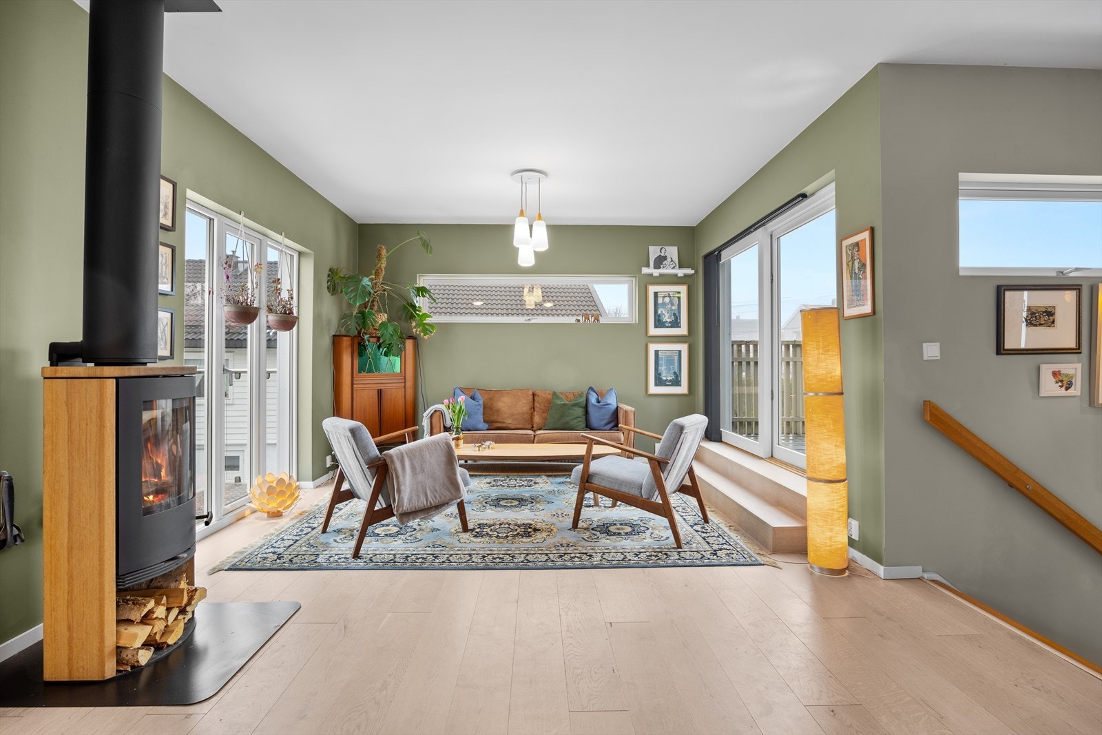 Stuen har gode møbleringsmuligheter og store vindusflater som gir mye dagslys. Galleribilde