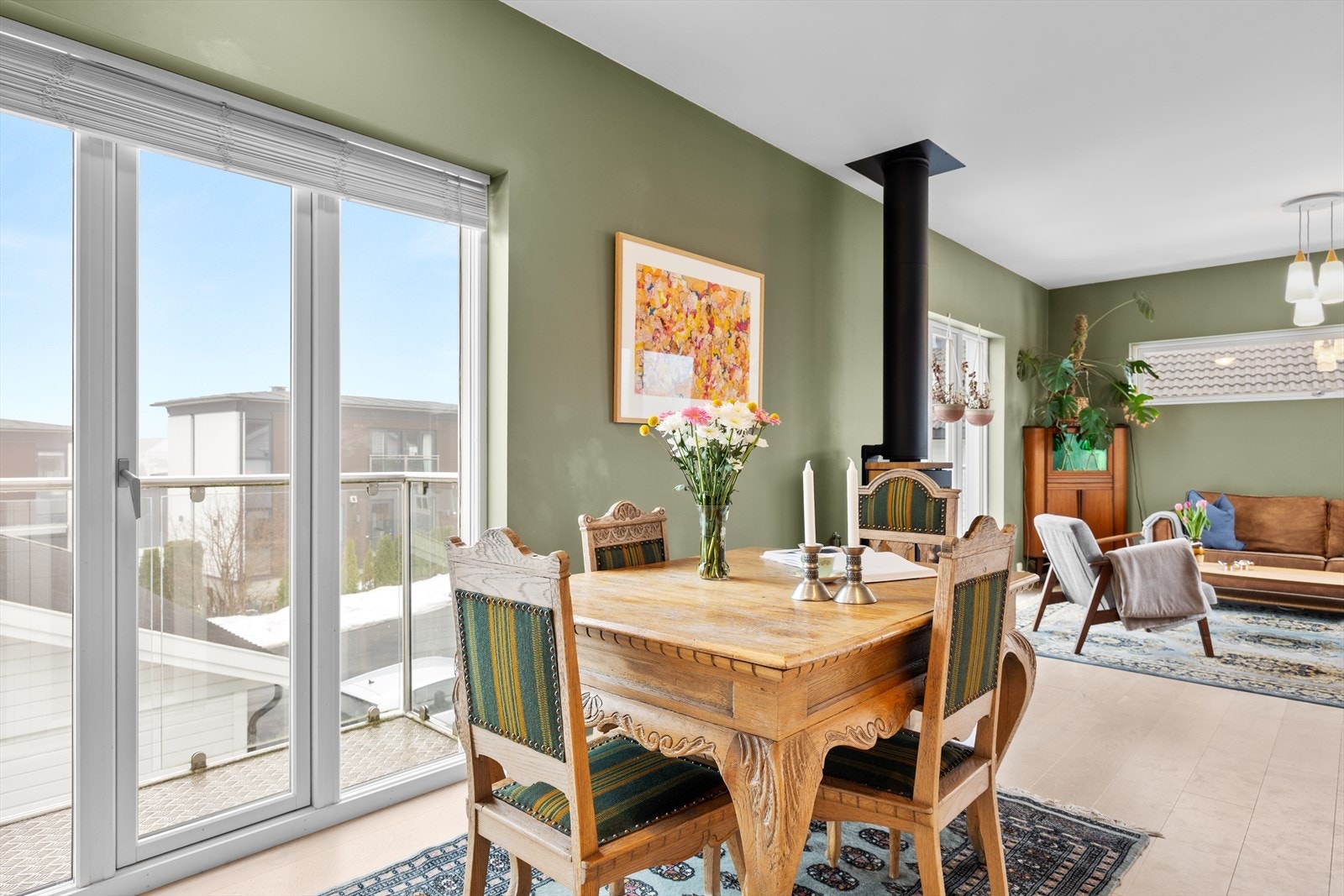 Mellom stue og kjøkken er det plass til spisebord. Galleribilde