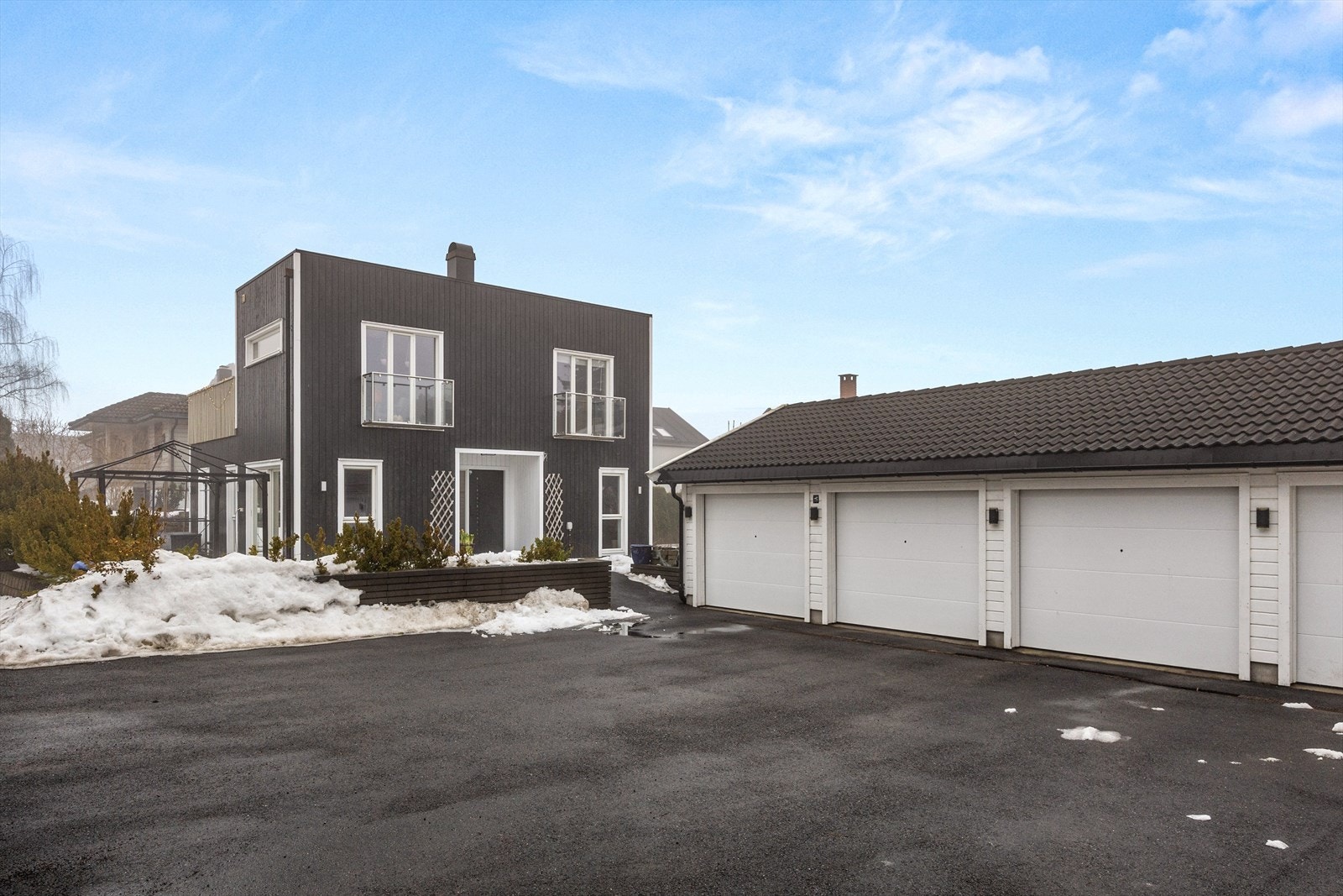 Med boligen følger de to nærmeste garasjeplassene. Her er det godt med lagringsplass og elbil-lader. Galleribilde