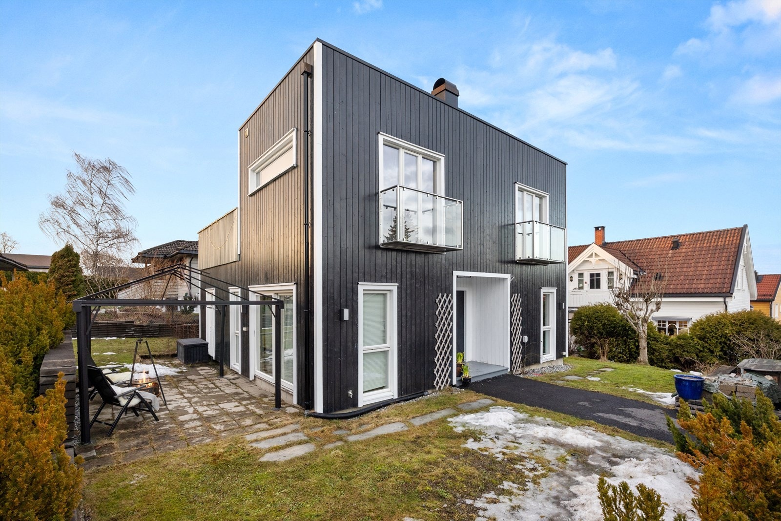 Oppkjørsel og veien frem til inngangsdøren er asfaltert. Boligen har solcellepanel på tak. Galleribilde