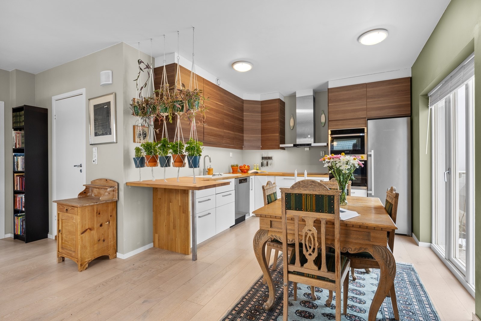 Kjøkkenet ligger i en åpen løsning mot stuen. Galleribilde