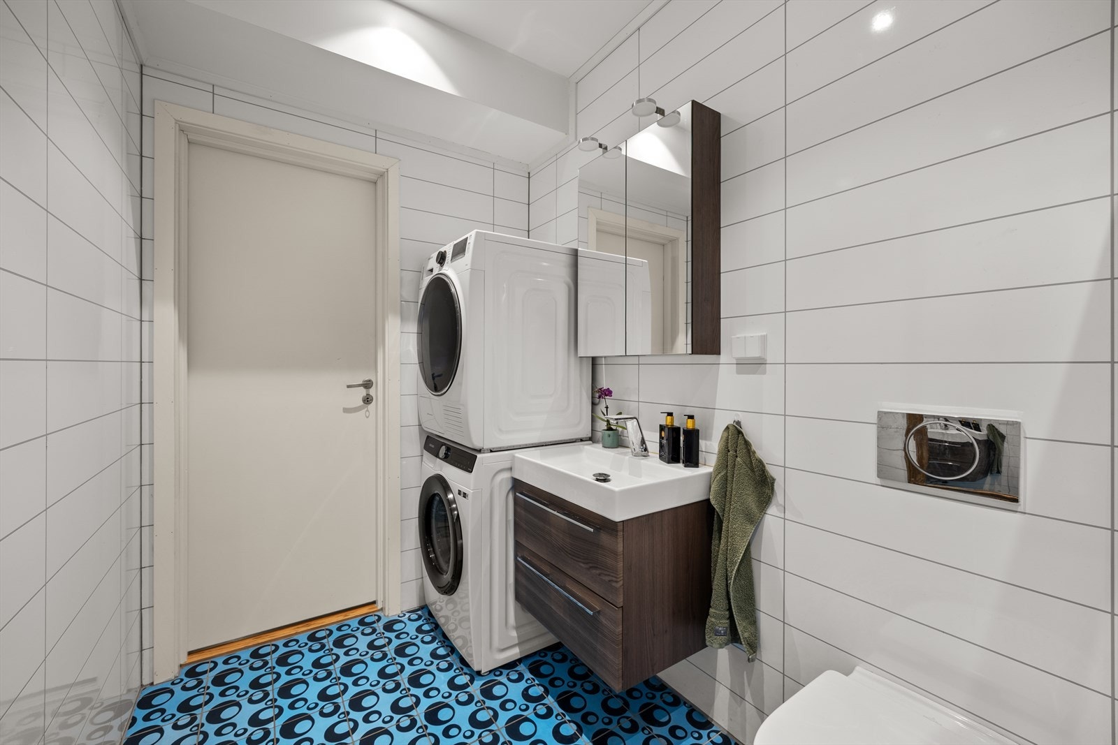 Badet har fliser på gulv med varmekabler og downlights i himling. Galleribilde