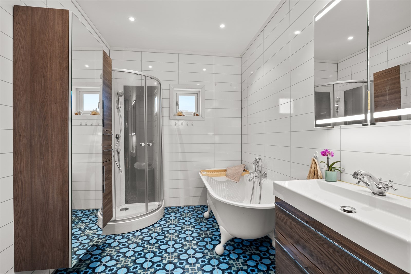 I andre etasje er det et romslig bad med fliser på gulv med gulvvarme, badekar og dusjkabinett. Galleribilde