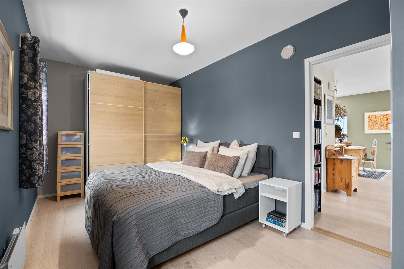 I andre etasje ligger hovedsoverommet. Her er det god plass til dobbeltseng og det er rikelig med garderobeskap. Galleribilde