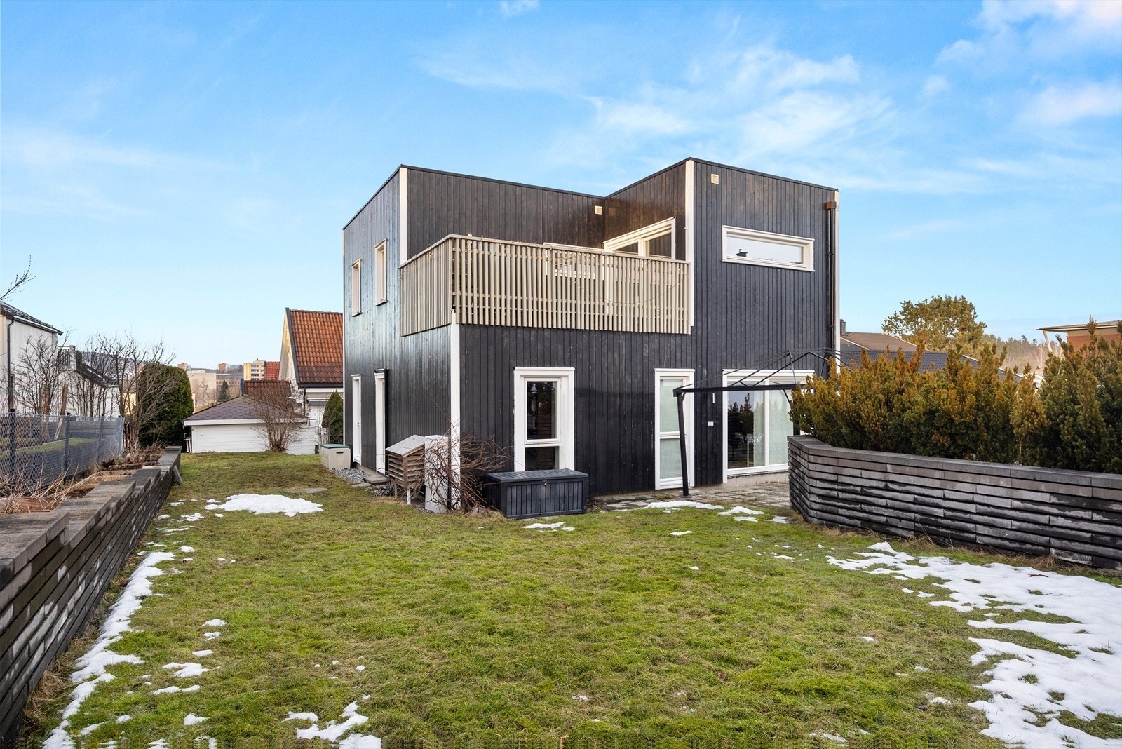Boligen har en flott, solrik tomt og flere uteplasser i form av balkong, terrasse og hage. Galleribilde