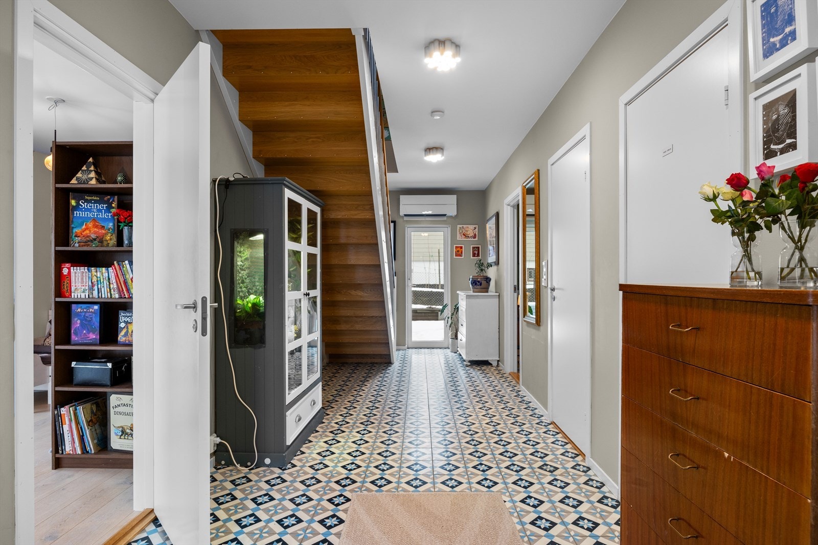 I første etasje består av 3 soverom, ett bad, to boder og en stor gang. Gangen er flislagt og det er god takhøyde. Galleribilde