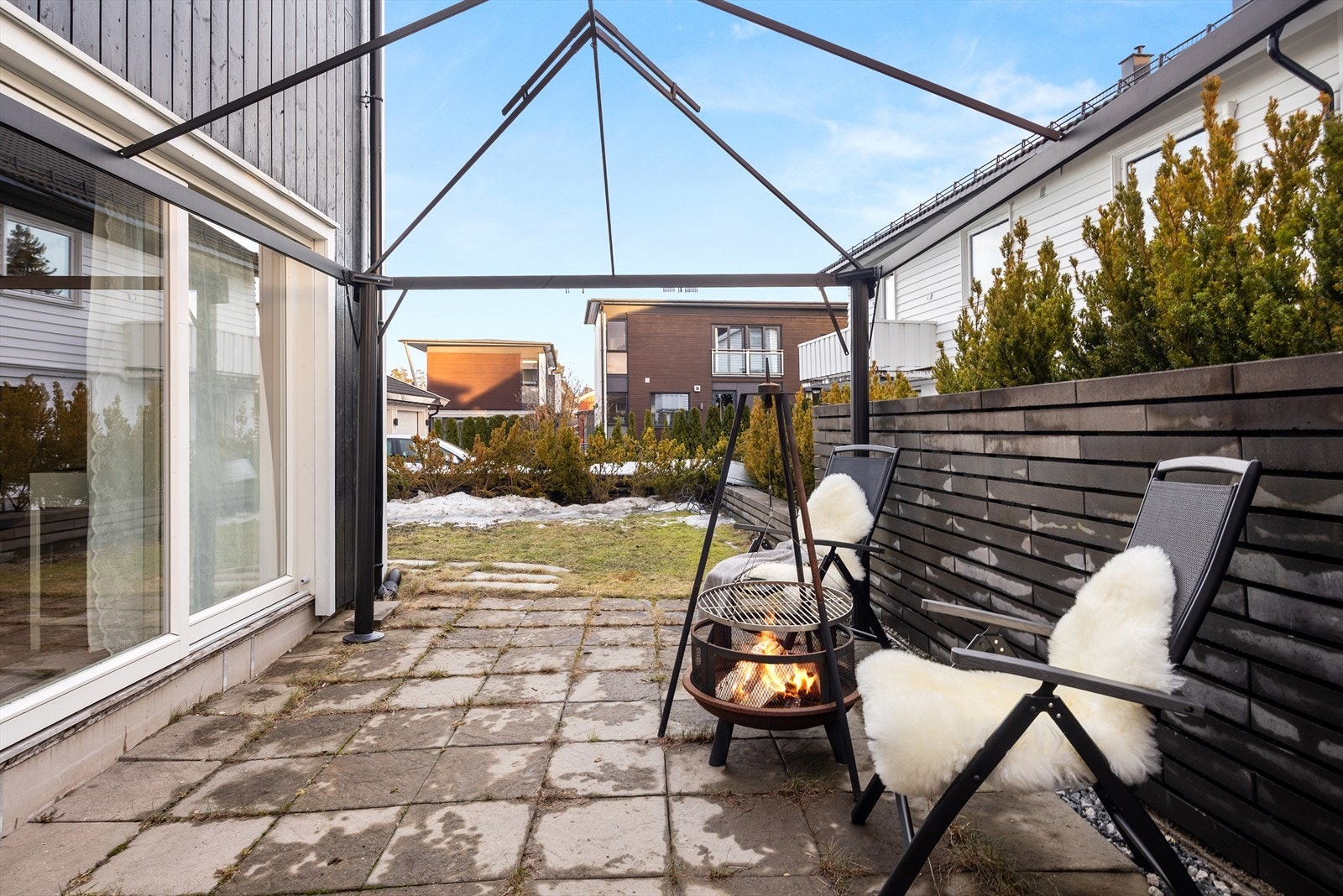 Eneboligen har en tomt på 500 kvm som består av markterrasse og hage. Galleribilde