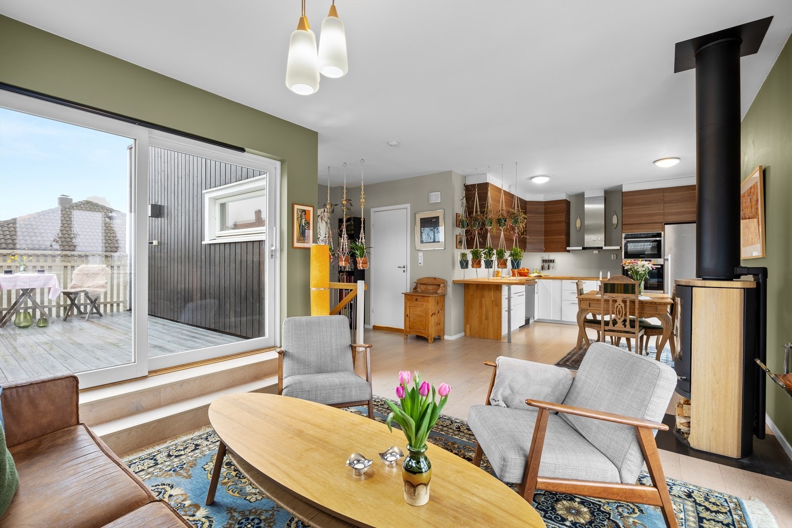 Stor skyvedør fører ut til en solrik balkong på ca 14,5 kvm. Galleribilde