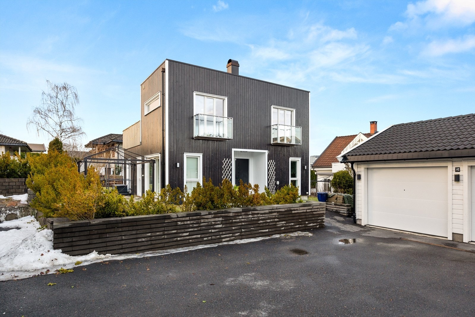 Velkommen til Idrettsveien 16B, en moderne enebolig fra 2017 med flott beliggenhet på Høybråten. Galleribilde