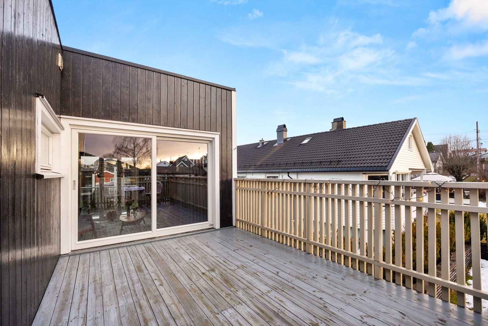 Fra stuen er det utgang til en balkong på ca. 14,5 kvm med gode solforhold. Galleribilde