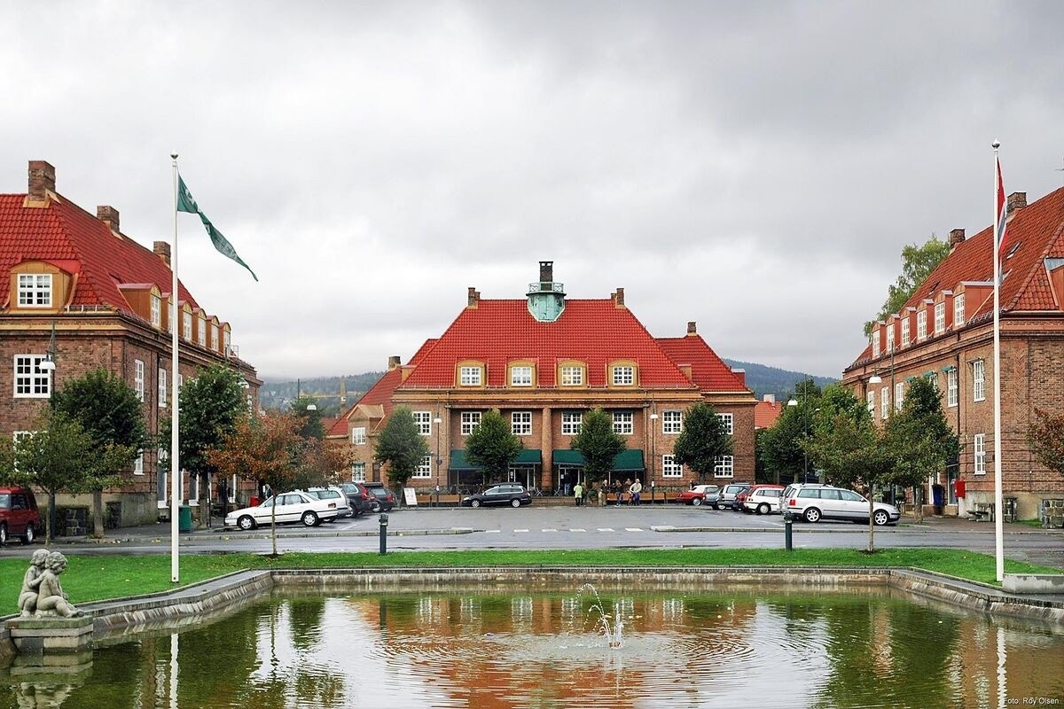 Damplassen med Bakeri, Pizzeria, Kolonial og småbutikker Galleribilde