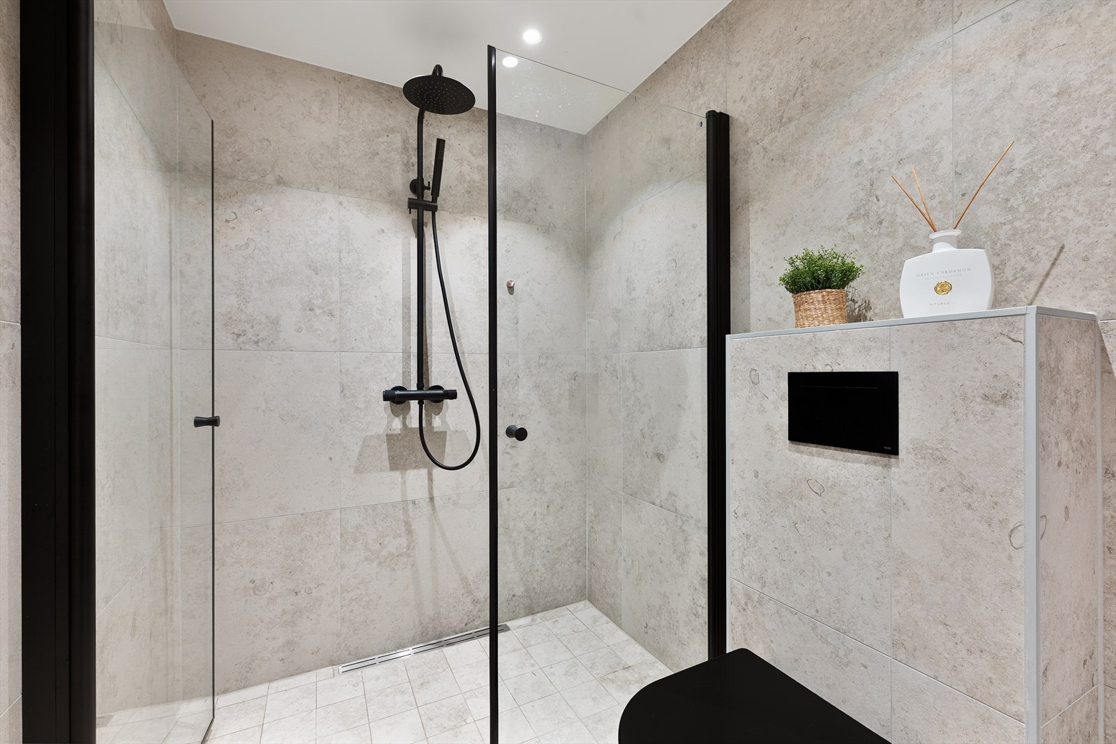 Downlights i tak og varmekabler i gulv, samt opplegg for vaskemaskin Galleribilde