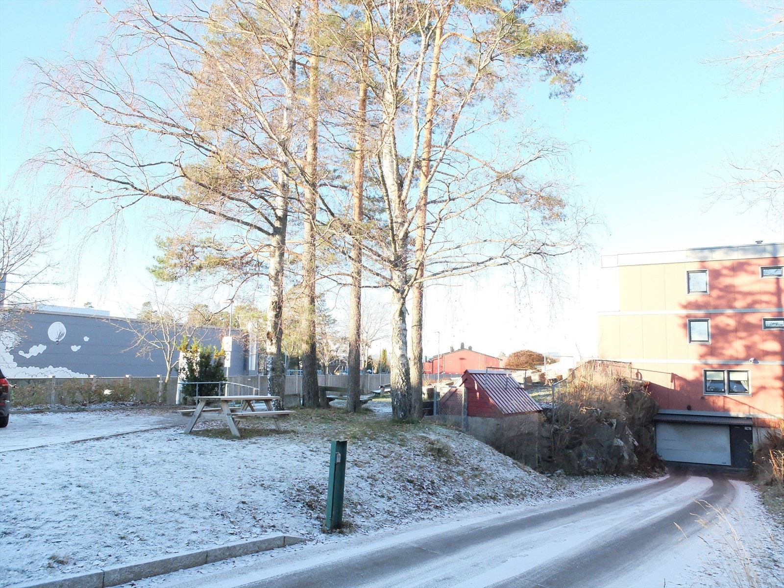 Det følger fast biloppstillingsplass med leiligheten i varmt garasjeanlegg Galleribilde