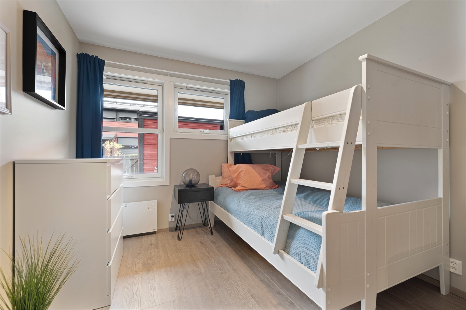 Romslig soverom med plass til familiekøye eller dobbeltseng Galleribilde