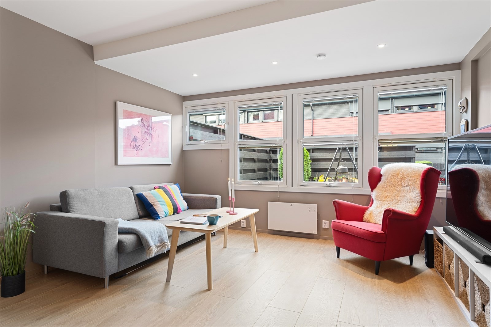 Store vindusflater gjør rommet lyst og luftig Galleribilde