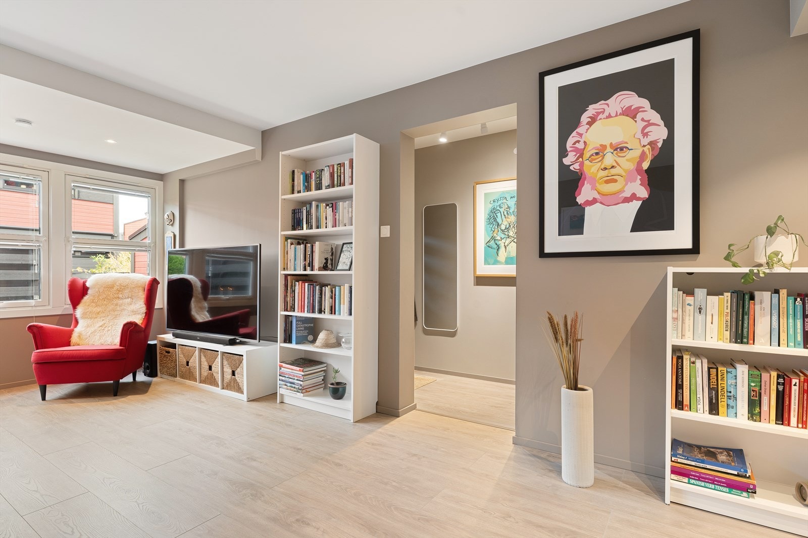 Påkostet leilighet som er malt i tidsriktige og delikate farger Galleribilde