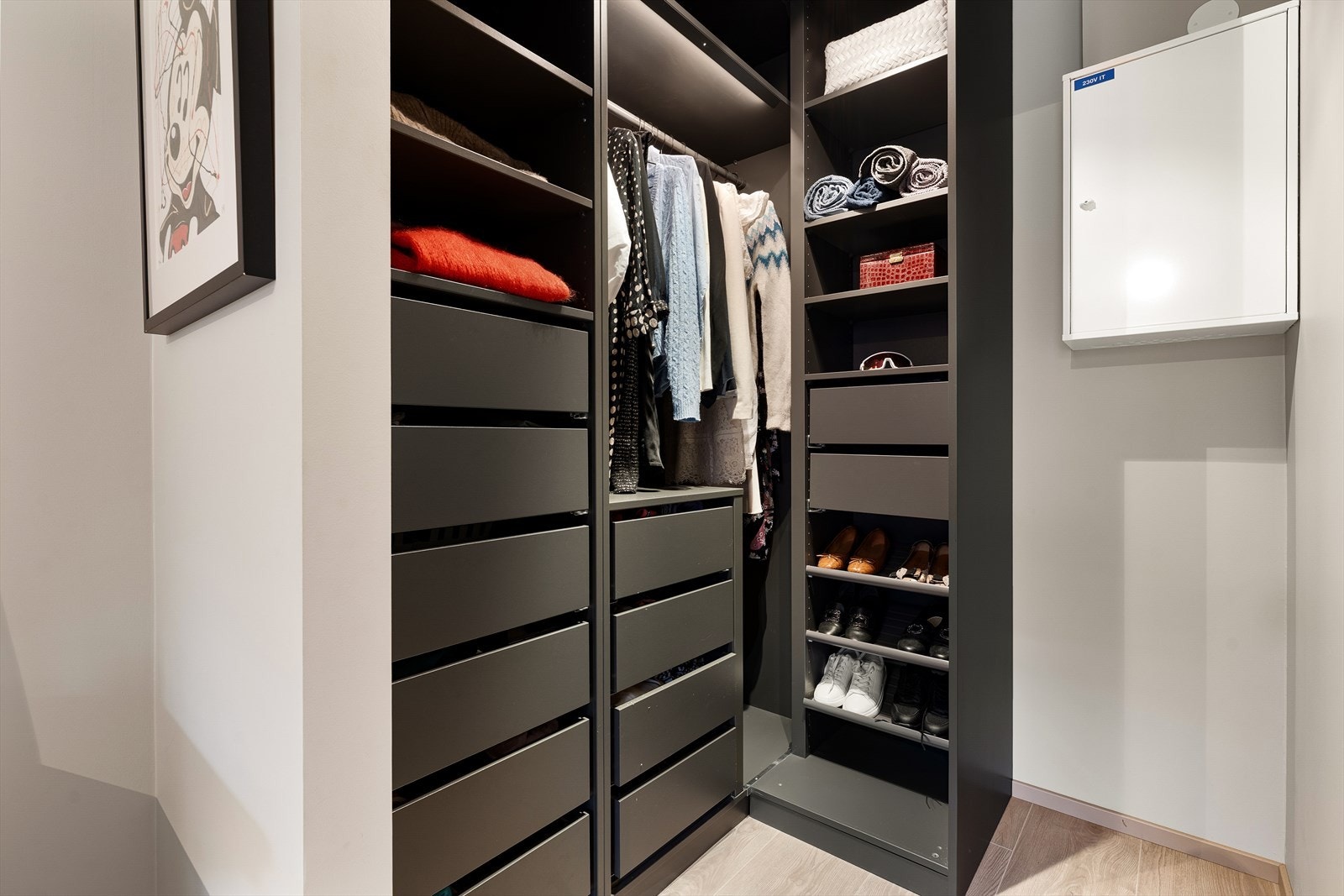 Walk-in garderobe tilknyttet soverommet Galleribilde