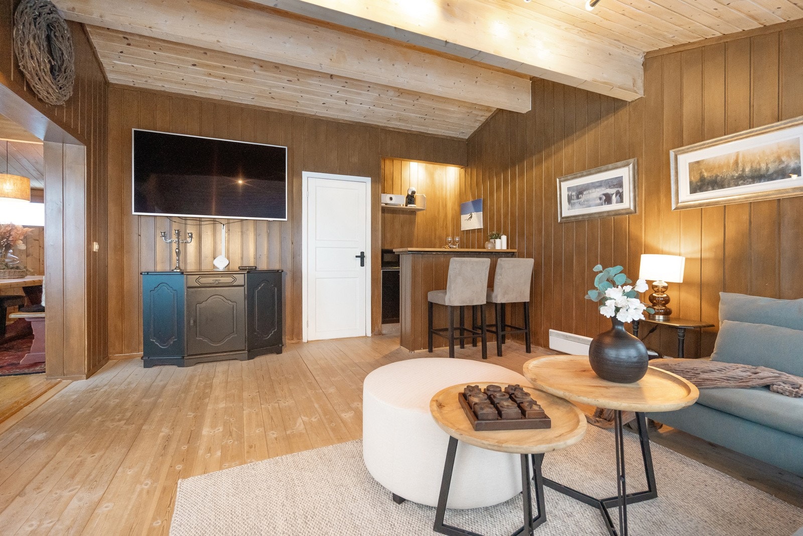 Innenfor kjøkken og spisestue er en flott stue med god størrelse og rikelig med vinduer Galleribilde