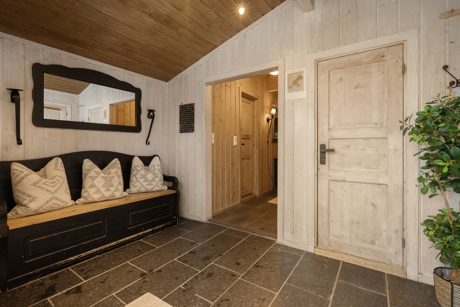 Velkommen inn! Gangen har god omkledningsplass for både små og store og har varmekabler under det flislagte gulvet. Galleribilde