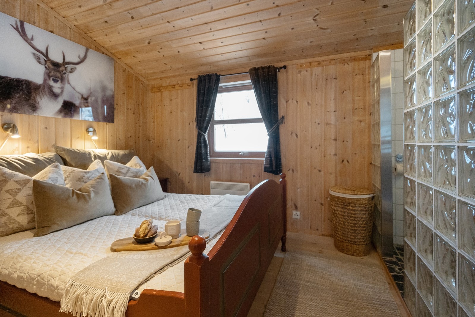 Hovedsoverom har adkomst fra stuen og har eget bad i rommet Galleribilde