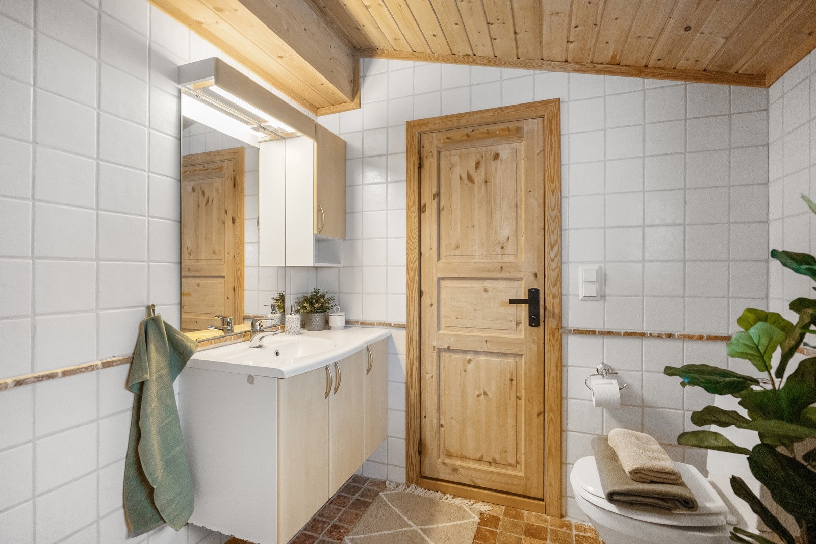 Badet har varmekabler i gulv og er lyst og trivelig. Galleribilde