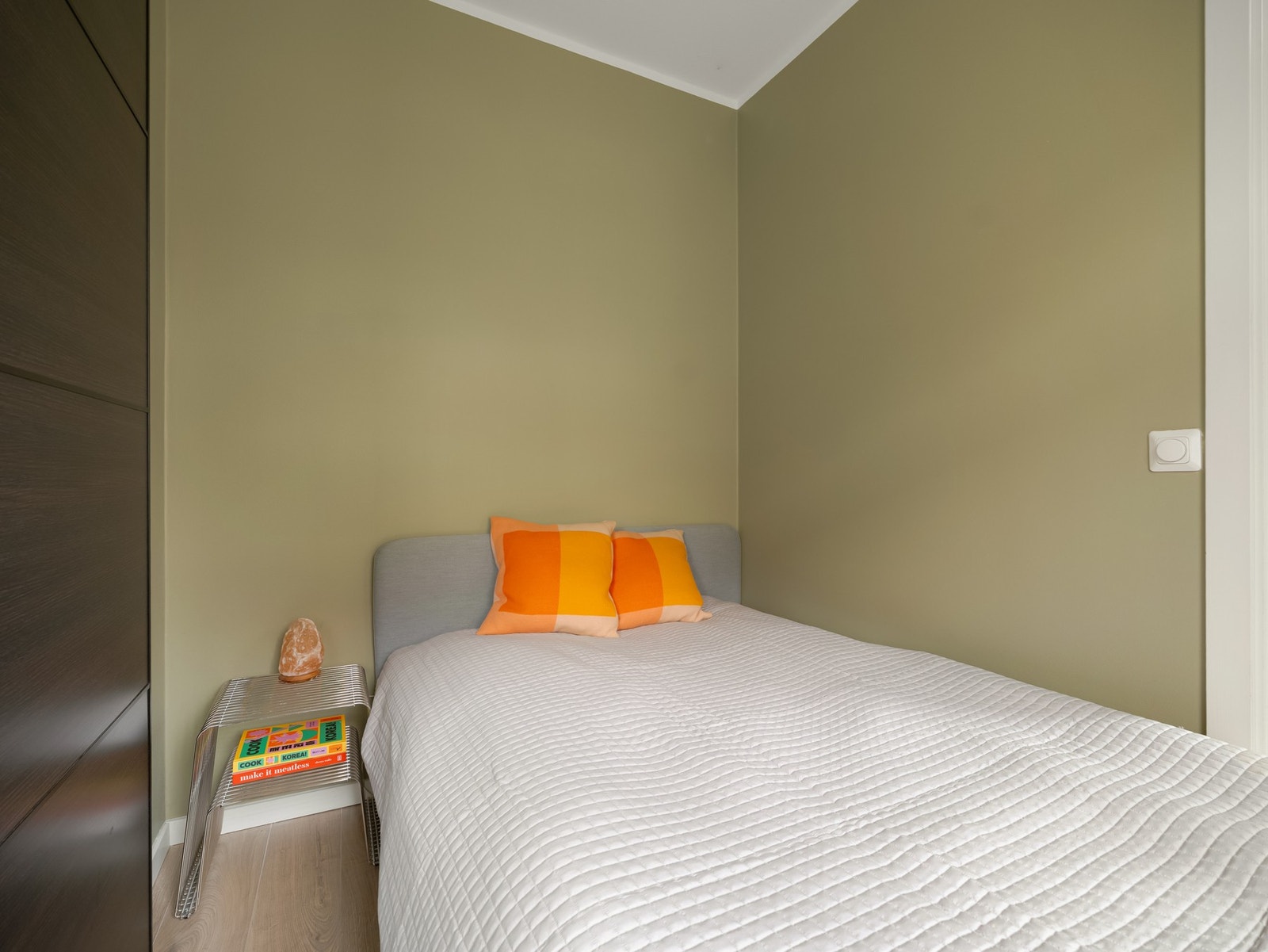 Det er plass til både seng på 1,40 m og nattbord. Galleribilde