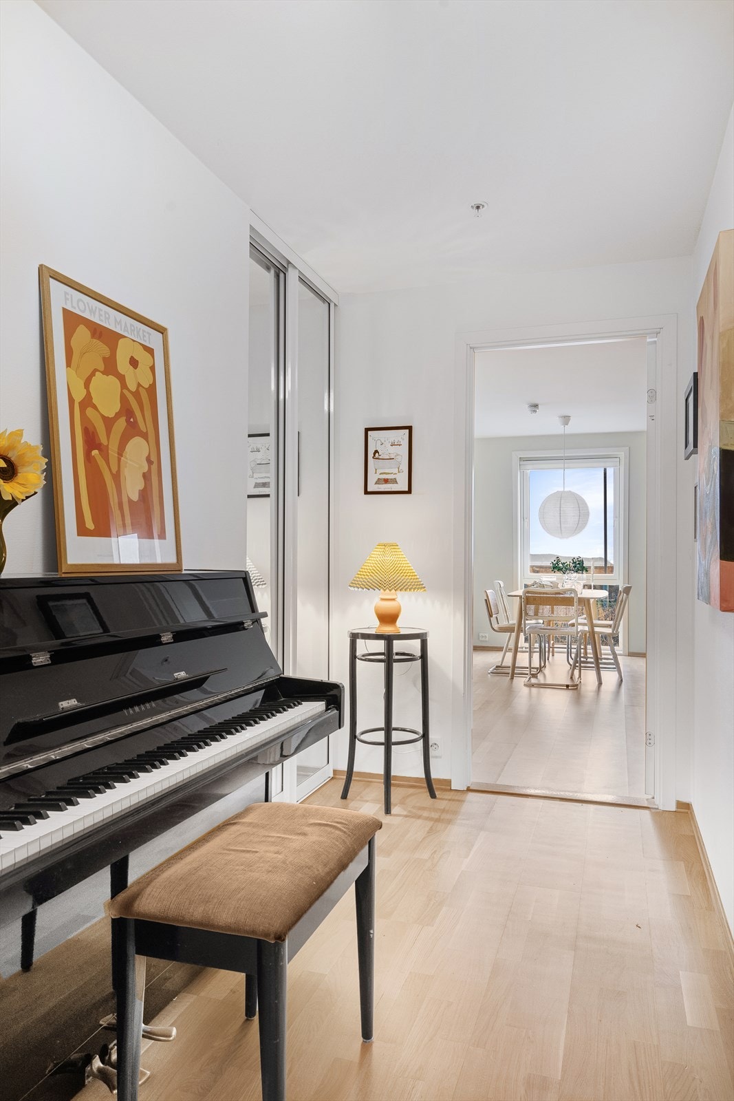 Romslig entré hvor det er god plass til å henge av yttertøy. Det er også skyvedørsgarderobe med speilfronter. Galleribilde