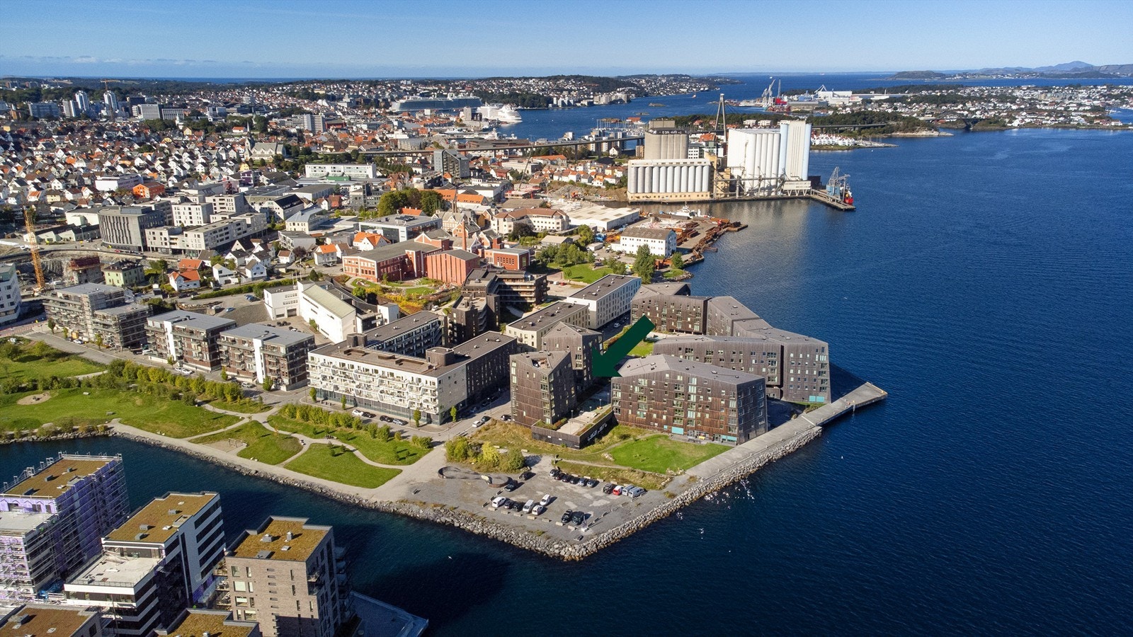 Flott og sentral 3-roms selveier i 1.etg m/rolig beliggenhet, flott sjøutsikt, parkering i garasje m/elbil-lader. Heis. Galleribilde