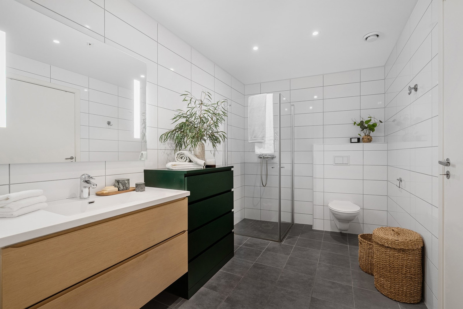 Det er mørke fliser på gulv og lyse på vegg. Galleribilde