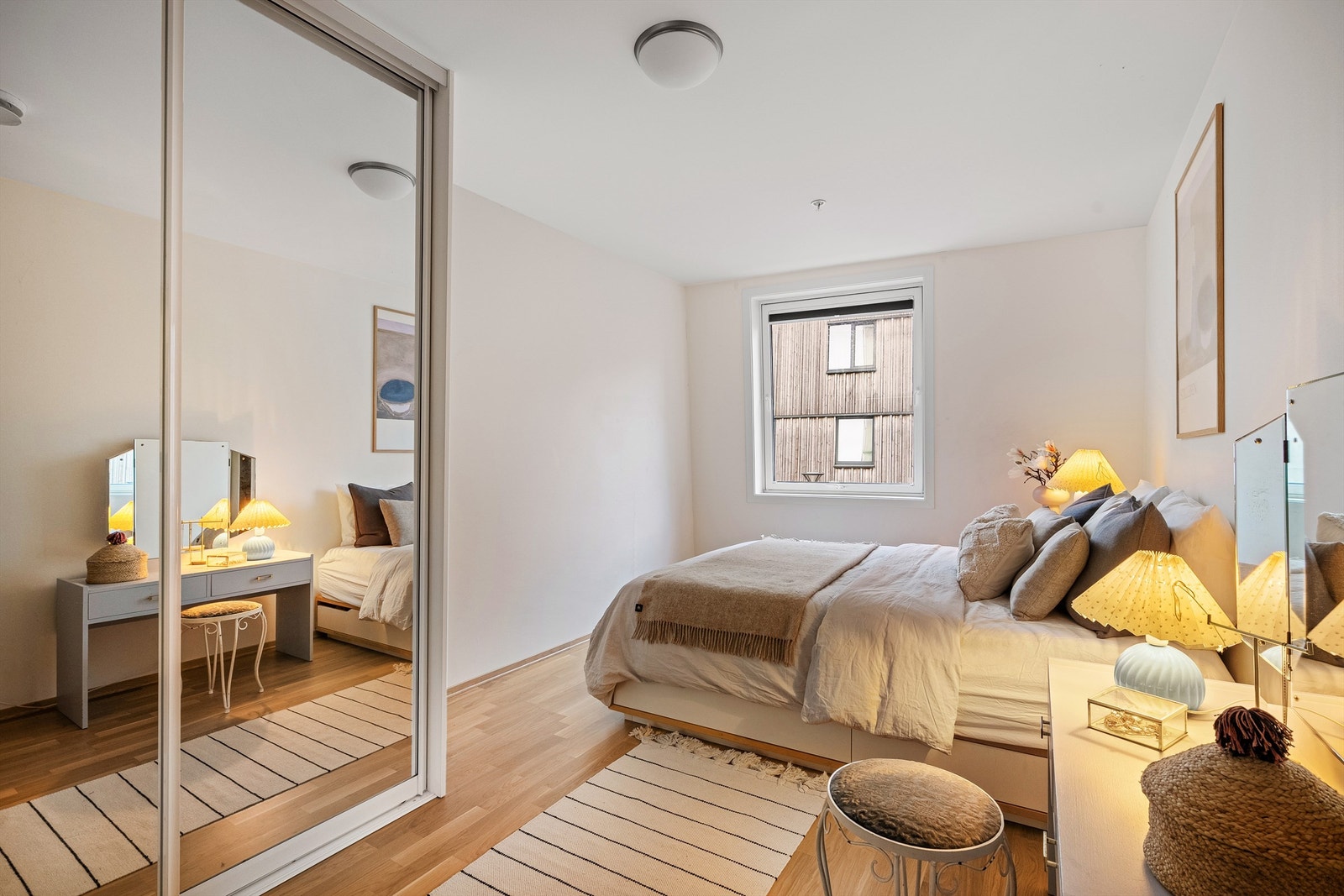 Soverom I ligger ved entré og er av meget god størrelse med plass til dobbeltseng, nattbord samt skrivepult, om ønskelig. Galleribilde