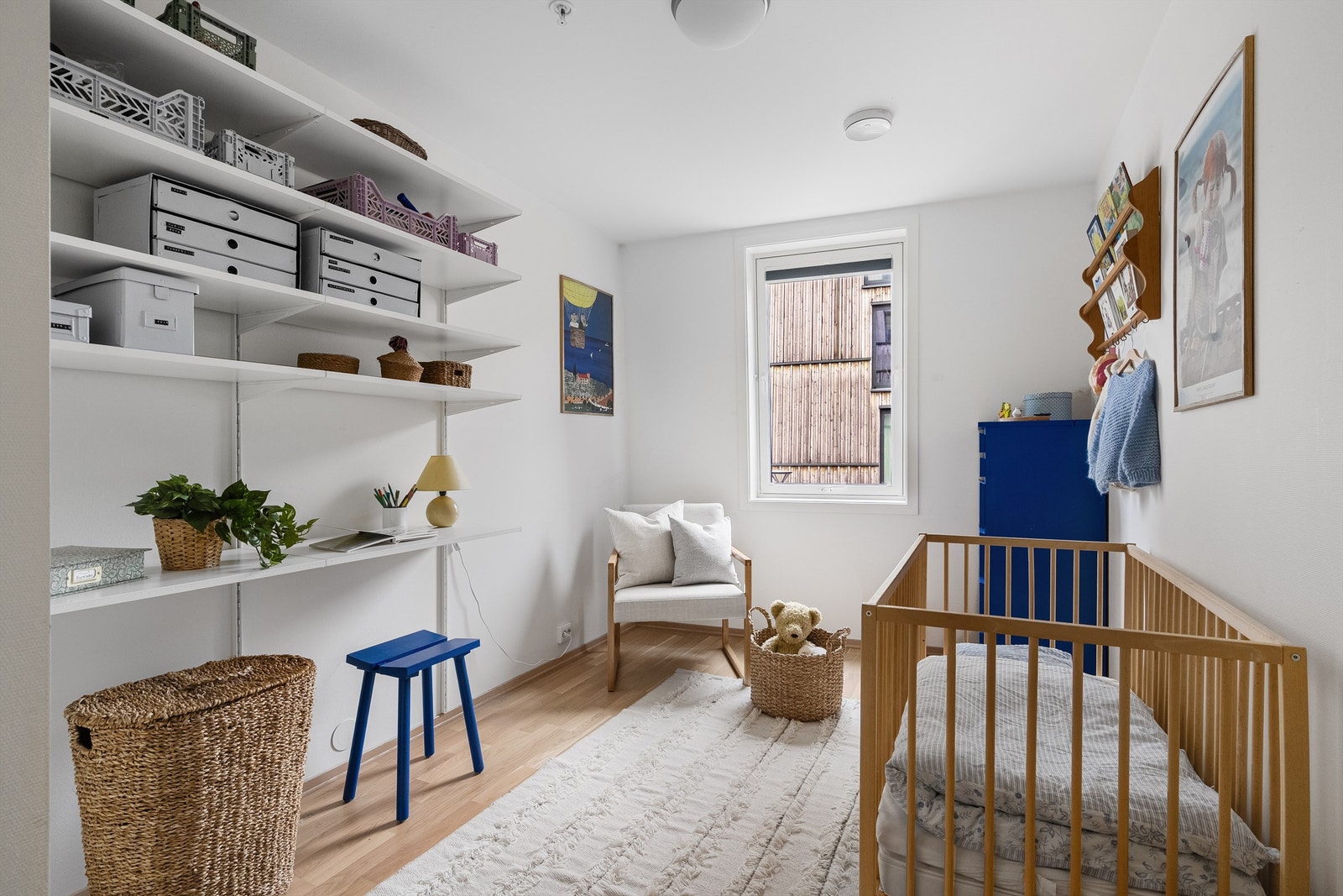 Soverom II har plass til seng og nattbord, i tillegg til garderobskap om man ønsker det. Eventuelt kan man ha gjesteseng og skrivepult. Her er det flere bruksmuligheter. Galleribilde