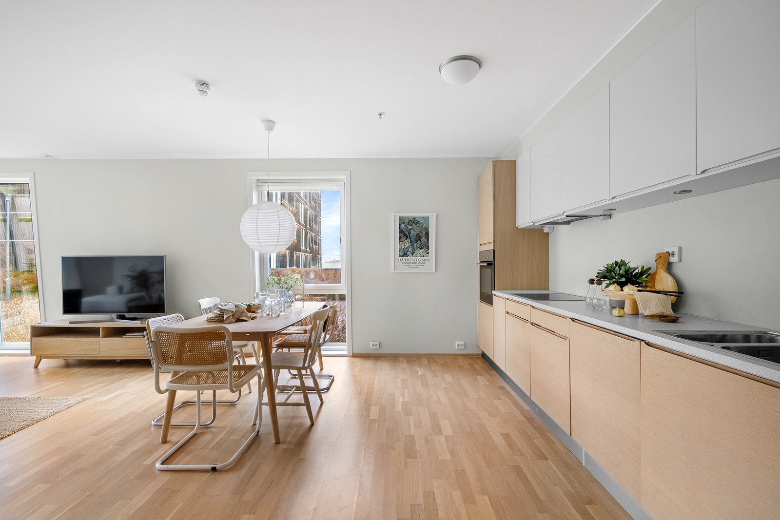 Stue og kjøkken ligger i en åpen og sosial løsning, med vindu fra tak til gulv som lar deg nyte flott utsikt og gir naturlig lysinnslipp. Galleribilde