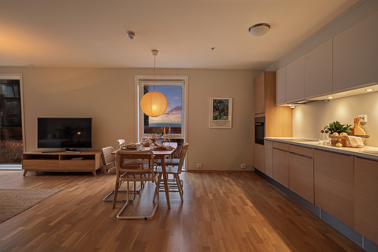 Leiligheten er trivelig både dag og kveld. Galleribilde