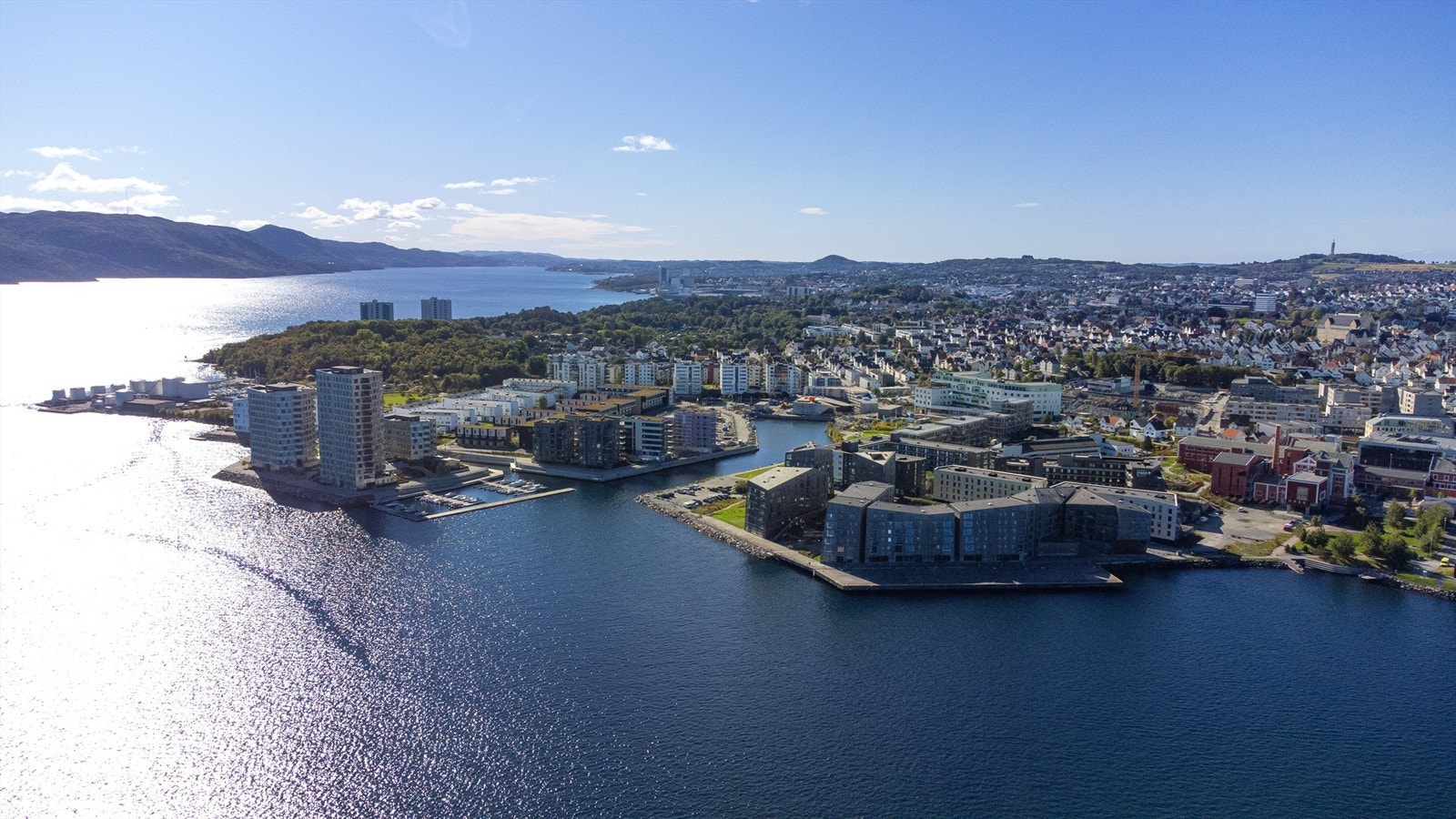 Leiligheten er beliggende flott til i sjøkanten på nedsiden av Storhaug, like ved Tou scene, hvor man også finner man også en herlig park i tillegg til sjø- og badeliv. Galleribilde